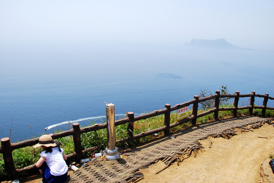 제주도 여행 - 섬속의 섬 우도의 우도봉을 오르며 바라본 성산일출봉과 제주바다.. 그리고, 사람풍경.. ^^