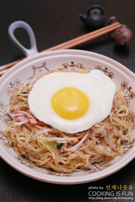달걀노른자와 섞어먹어야 제맛! 후루루짭짭 맛좋은 야끼라면