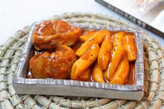 한입 먹으면 바로 중독이 되는 - 만두 떡볶이