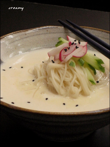 콩알이 마구 씹히는 시원하고 <찐한 콩국수>를 먹어 보아요.