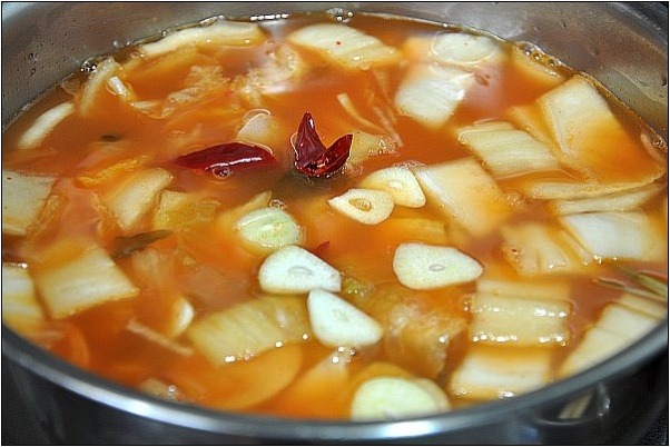 다른 반찬이 필요없는 션한맛의 소시지 김치찌개