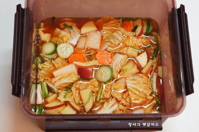 과일이 들어가 국물맛이 시원한 나박 김치