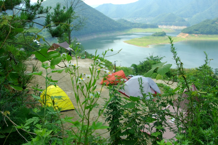 충주 퀸스타운캠핑장 천혜의 자연경관, 그러나 미완의 캠핑장