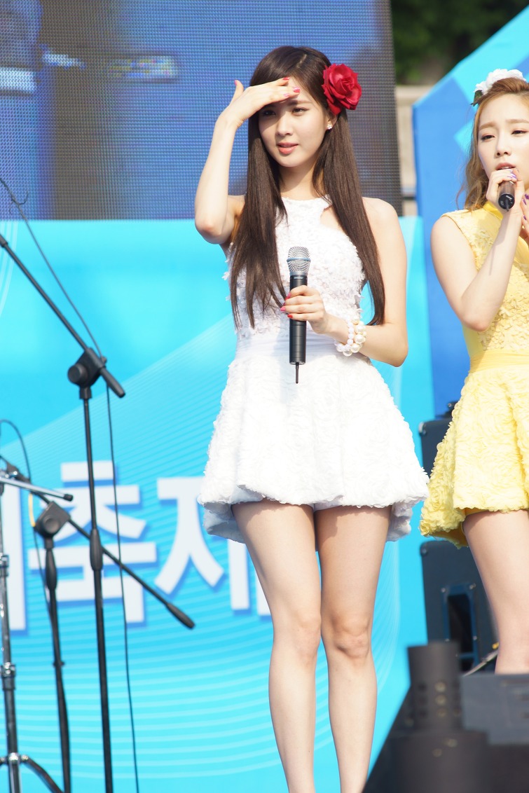 [PIC][25-05-2013]TaeTiSeo biểu diễn tại "Kyungbok Alumni Festival" ở trường THPT Kyungbok vào chiều nay 215C313651A0BA7B23D883