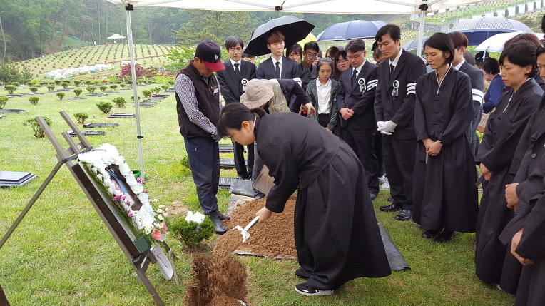 이렇게 가시는 것입니까? 고 김보옥 영가님!