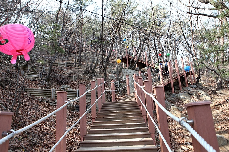 연주대의 풍경이 인상적인 서울 관악산