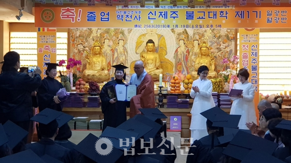 ‘간세 한번도 안헌상’ ‘제라지게 잘헌상’ 제주의 독특한 졸업 풍경