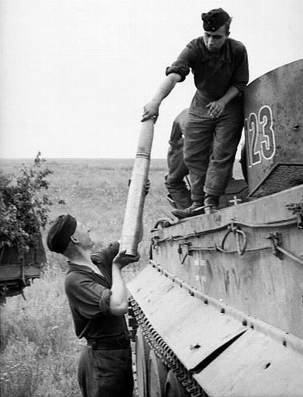 독일 503 중전차 대대 123번 타이거-1 전차의 88mm 포탄 보급 German Schwere Panzer Abteilung 503 Number 123 Tiger-1 Tank AP Shell supply